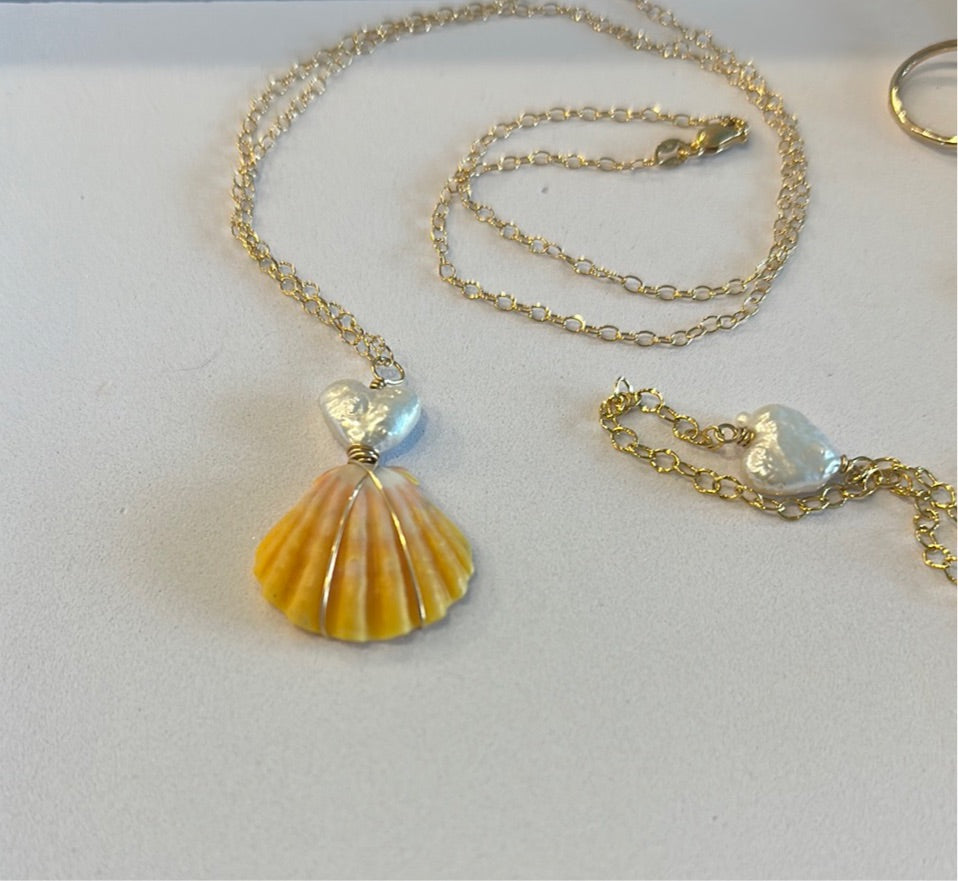 Sunrise shell with freshwater heart pearl